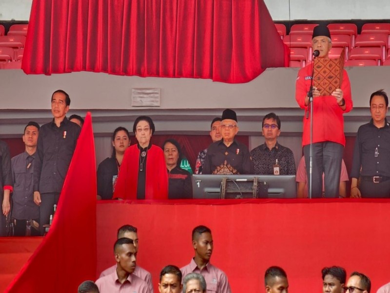 Presiden Joko Widodo (nomor 2 dari kiri) menghadiri perayaan puncak Bulan Bung Karno di Gelora Bung Karno, Jakarta, Sabtu (24/6/2023). Dalam kesemoatan itu, Ketua DPP PDIP Puan Maharani (kiri) memuji Jokowi sebagai kader terbaik. /Dok. PDIP