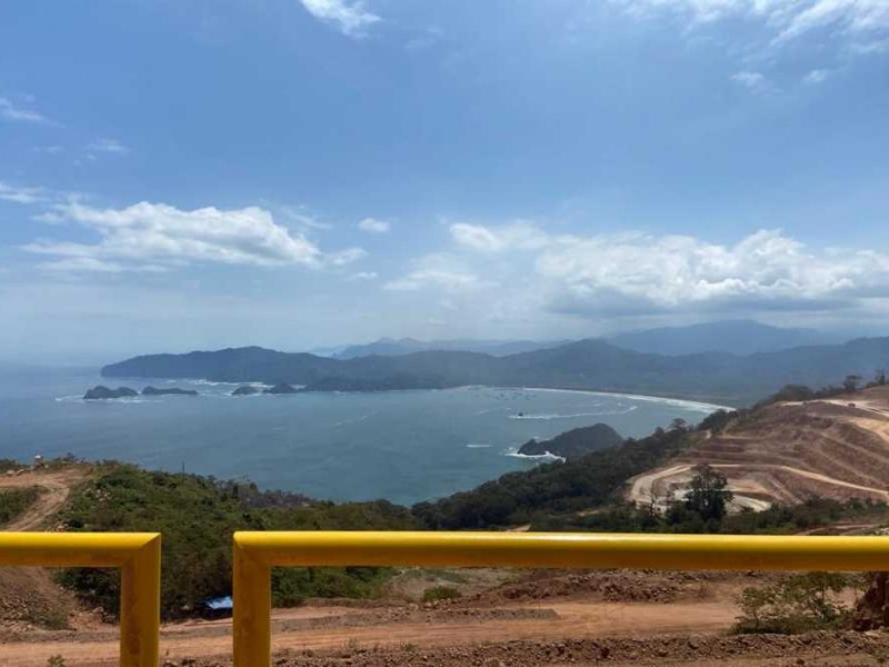 Pemandangan Pulau Merah dari lokasi tambang Tujuh Bukit, Banyuwangi