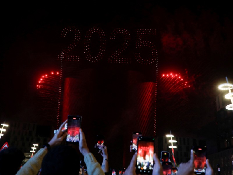 Orang-orang merayakan tahun baru di Doha, Qatar pada 31 Desember 2024/Reuters-Ibraheem Abu Mustafa