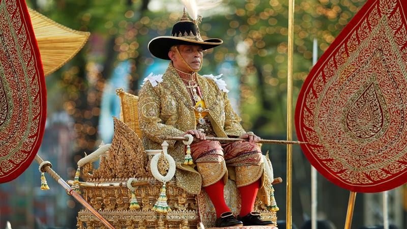 Pakai Jubah Berhias Berlian, Raja Maha Vajiralongkorn Diangkut Tandu Berlapis Emas