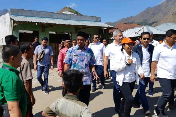 Menteri Rini Tinjau Korban Gempa di Sembalun