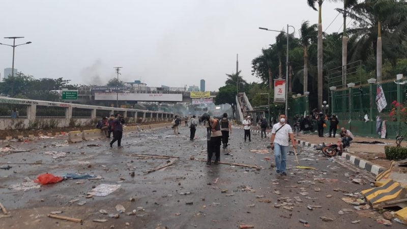 KUMPULAN FOTO: Kericuhan Pecah Saat Senja Mulai Beranjak