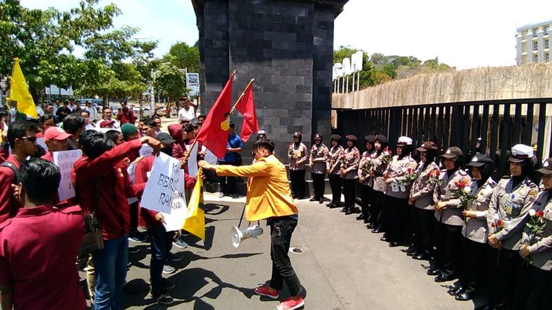 Polwan Bawa Bunga Mawar Merah Jaga Demo Mahasiswa di Semarang 