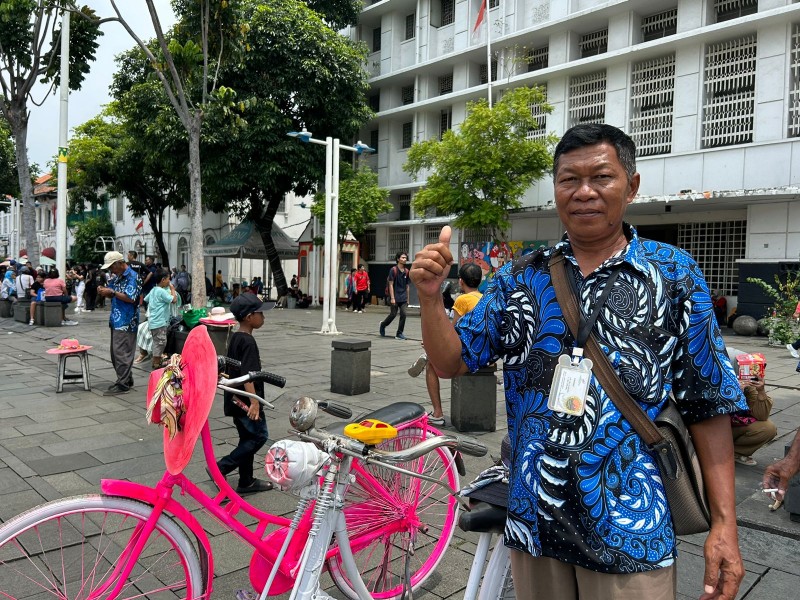 Pemilik sepeda ontel di Kota Tua