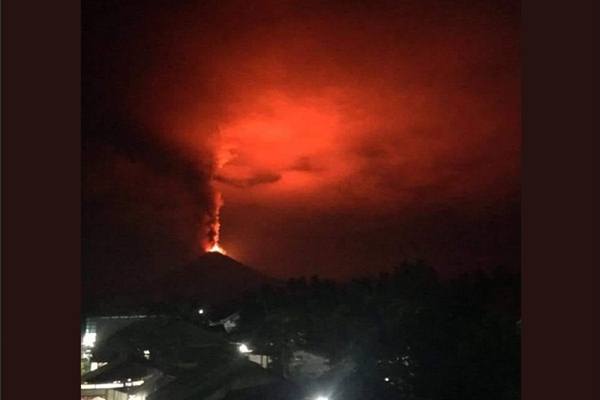 Foto-foto Gunung Soputan Kembali Erupsi