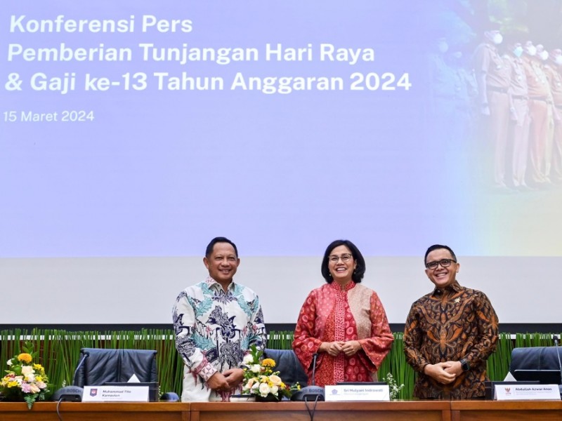 Menteri Dalam Negeri Tito Karnavian, Menteri Keuangan Sri Mulyani, dan Menteri Pendayagunaan Aparatur Negara dan Reformasi Birokrasi (PAN-RB) Azwar Anas dalam konferensi pers di Jakarta pada Jumat (15/3/2024). Dok Kemenkeu RI