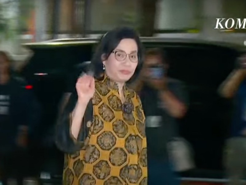 Menkeu Sri Mulyani menyambangi kediaman Prabowo Subianto di Kertanegara, Jakarta Selatan pada Senin malam (14/10/2024). 