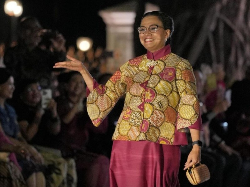 Menkeu Sri Mulyani berjalan di panggung acara Istana Berbatik. Dok Instagram @smindrawati