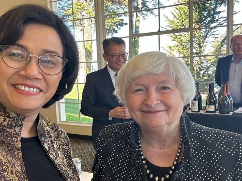 Menteri Keuangan Sri Mulyani Indrawati bersama Menteri Keuangan AS Jannet Yellen saat menghadiri APEC 2023 di San Fransisco, Amerika Serikat, Senin (13/11/2023)/@smindrawawti