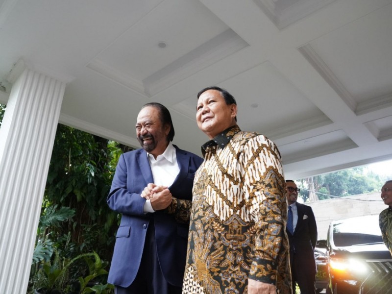 Ketua Umum Partai Nasdem Surya Paloh berkunjung ke rumah pribadi Prabowo Subianto di Jl. Kertanegara Nomor 4, Jakarta Selatan pada sore ini, Kamis (25/4/2024). / BISNIS - Sholahuddin Al Ayyubi