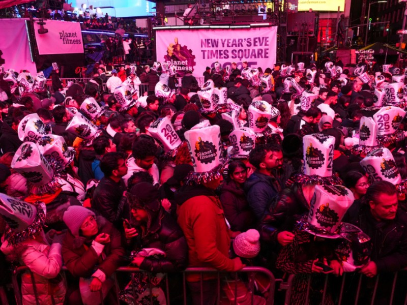 Orang-orang berkumpul menjelang perayaan Malam Tahun Baru di Times Square di New York City, AS, 31 Desember 2024/REUTERS-Adam Gray