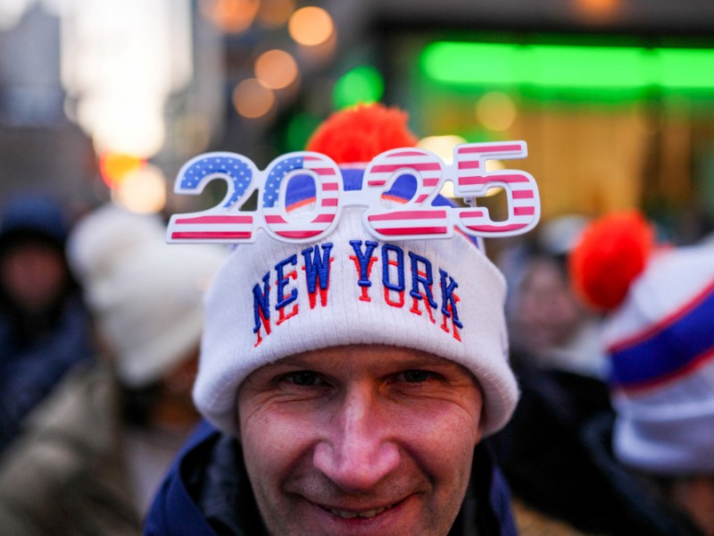 Stephane Koehl, from Strasbourg, France, menggunakan kaca mata 2025 di Times Square December 31, 2024/REUTERS-Adam Gray