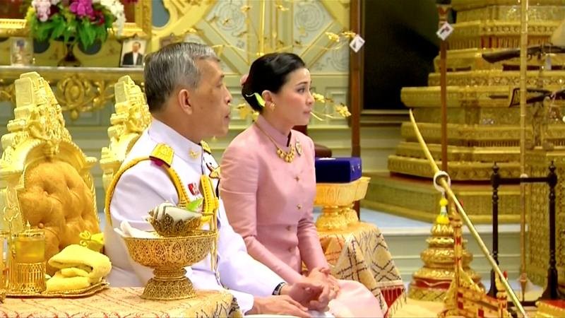 Foto Pernikahan Keempat Raja Thailand dengan Mantan Pramugari Thai Airways 