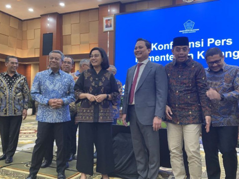 Menteri Keuangan (Menkeu) Sri Mulyani Indrawati bersama Wakil Menteri Keuangan II Thomas Djiwandono beserta jajaran Kementerian Keuangan lainnya dalam konferensi pers di kantor Kementerian Keuangan di Jakarta, Kamis (18/7/2024). ANTARA/Imamatul Silfia
