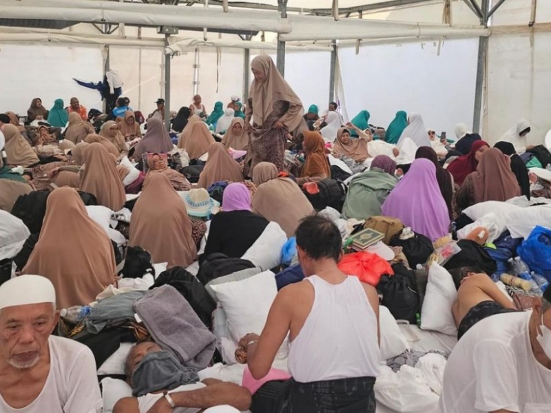 Para jemaah haji beristirahat di tenda dalam prosesi ibadah haji di Mina, Arab Saudi/Antara