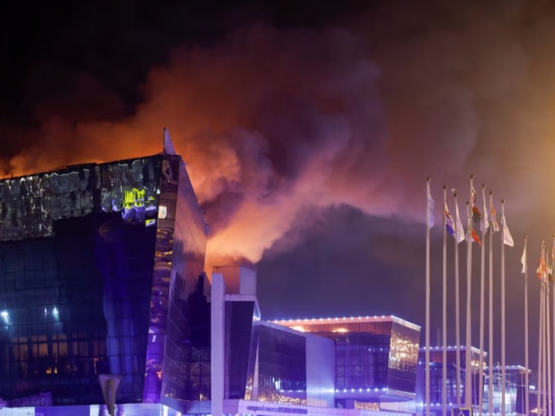 Asap membumbung di atas lokasi konser Crocus City Hall yang terbakar menyusul insiden penembakan yang dilaporkan terjadi, di luar Moskow, Rusia, 22 Maret 2024. REUTERS/Maxim Shemetov