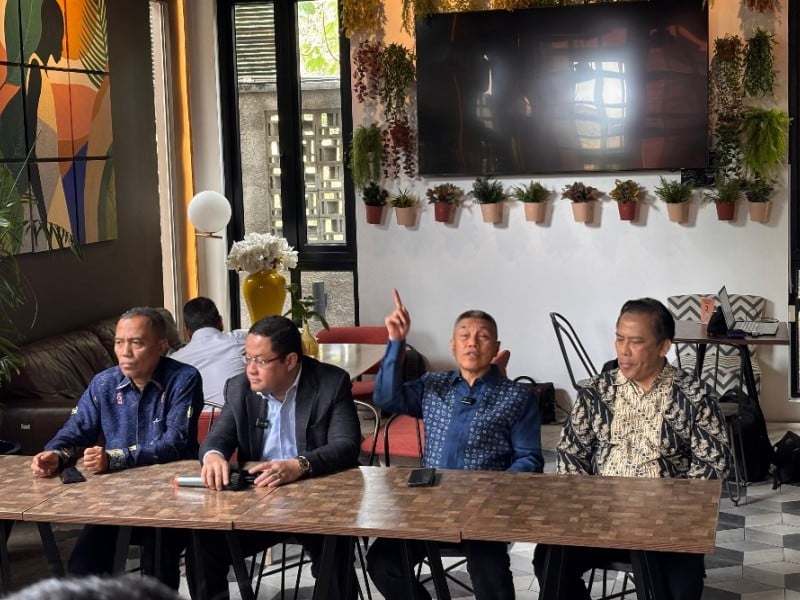 Tim Kuasa hukum Eks Menteri Perdagangan (Mendag) Tom Trikasih Lembong menggelar konferensi pers di Cilandak, Pasar Minggu, Jakarta Selatan, Senin (25/11/2024) / BISNIS - Jessica Gabriela Soehandoko