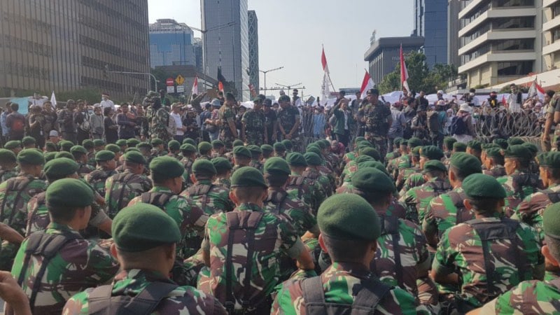 AKSI 22 MEI : Massa Sambut Kedatangan TNI yang Ikut Mengamankan Demonstrasi