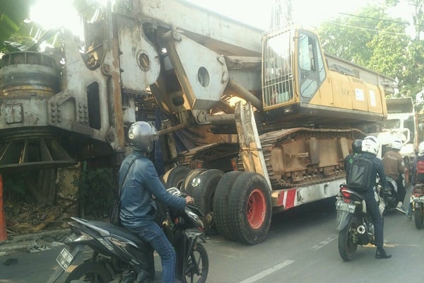 Truk Pengangkut Alat Berat Kejeblos di Ciputat, Ini Penampakannya