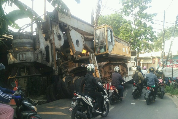 Truk Pengangkut Alat Berat Kejeblos di Ciputat, Ini Penampakannya