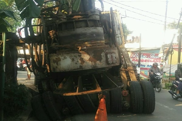 Truk Pengangkut Alat Berat Kejeblos di Ciputat, Ini Penampakannya