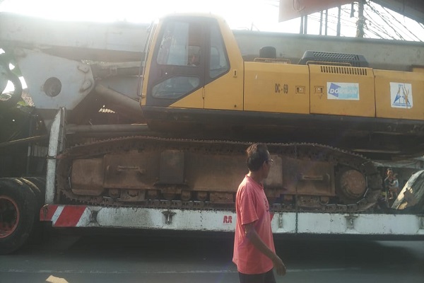 Truk Pengangkut Alat Berat Kejeblos di Ciputat, Ini Penampakannya