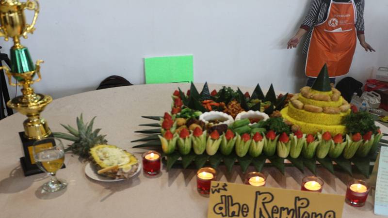 Intip Keseruan Lomba Menghias Tumpeng di Prama Grand Preanger   