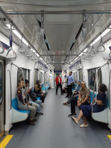 Warga Jakarta : MRT Keren Banget, Seperti di Luar Negeri!