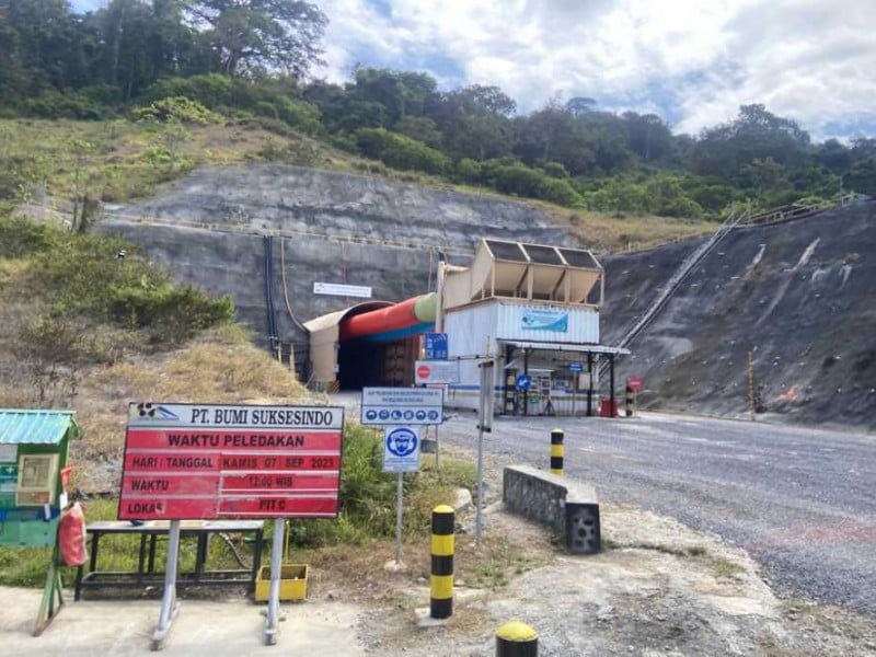 Pintu masuk tambang tembaga di Tujuh Bukit, Banyuwangi