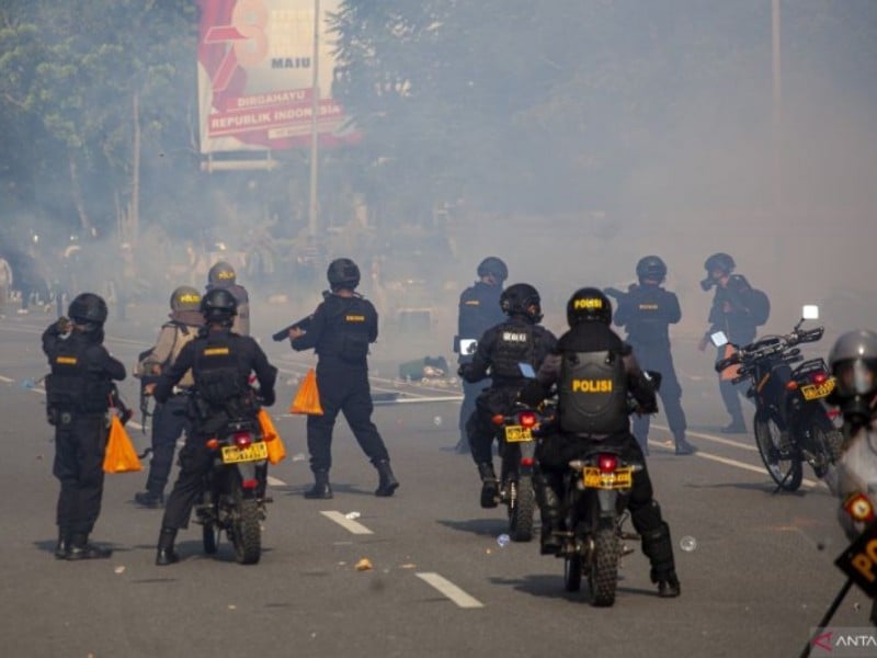 	Polisi menembakkan gas air mata saat membubarkan unjuk rasa warga Pulau Rempang di Kantor Badan Pengusahaan (BP) Batam, Batam, Kepulauan Riau, Senin (11/9/2023). Aksi yang menolak rencana pemerintah merelokasi mereka tersebut berakhir ricuh. ANTARA FOTO/Teguh Prihatna/Spt.