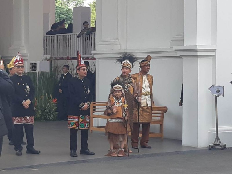 Baju adat Gibran dan Jan Ethes dari Papua