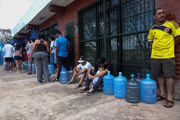 Orang-orang mengantre membeli air minum sat pemadaman di Puerto Ordaz/Reuters