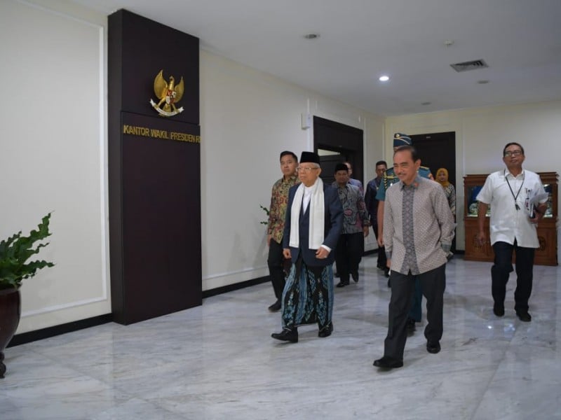 Hadiri Sidang Kabinet Perdana, Wapres Ma'ruf Amin Kembali Sarungan