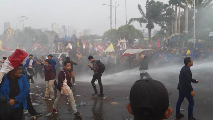 Mahasiswa Berusaha Membobol DPR, Polisi Tembakkan Water Canon
