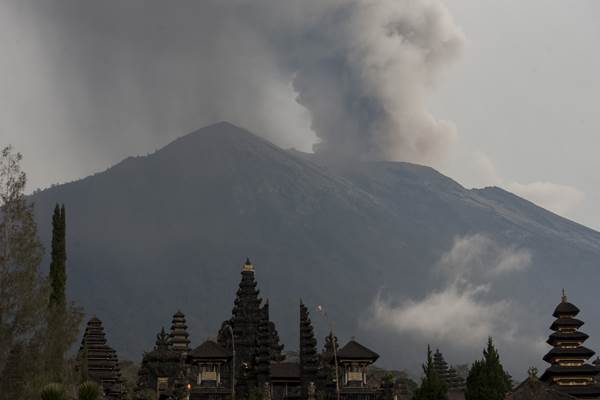 2 Lubang Gunung Agung Keluarkan Asap Putih dan Abu Kehitaman