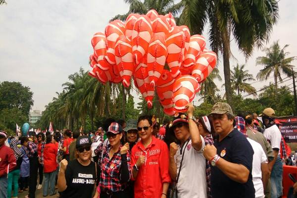 PUTUSAN SIDANG AHOK : Tunggu Vonis, Pendukung Ahok Joget Maumere