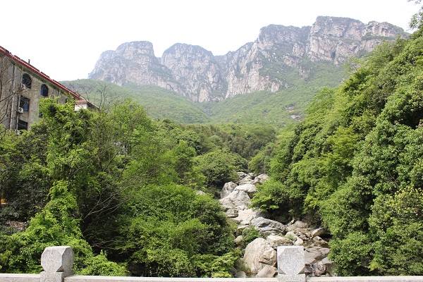 Indahnya Air Terjun 3 Tingkat di Mount Lu