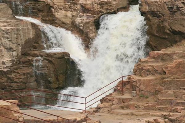 Wow,  Indahnya Pemandangan Air Terjun Berubah Jadi Es