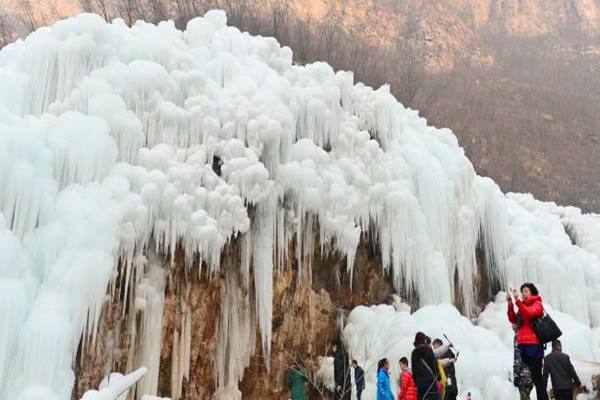 Wow,  Indahnya Pemandangan Air Terjun Berubah Jadi Es