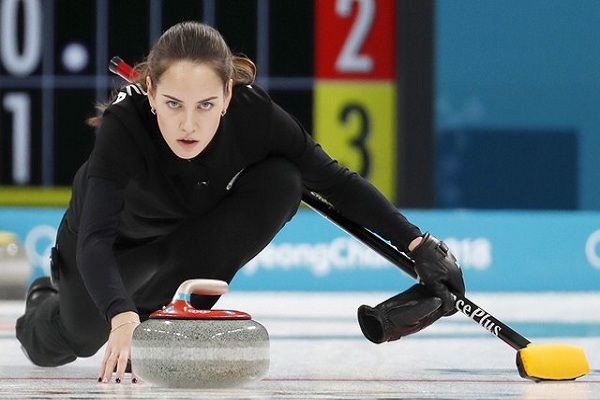 Cantiknya Anastasia Bryzgalova, Atlet Curling Olimpiade Pyeongchang yang Mirip Angelina Jolie