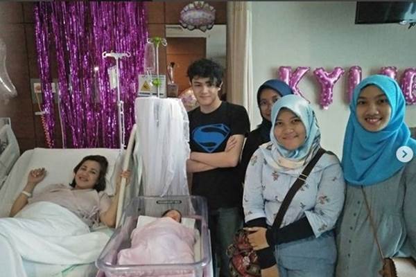 Andi Soraya Lahirkan Anak Perempuan, Ini Foto-fotonya