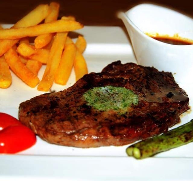 Manjakan Lidah dengan Burger, Steak, dan Spesial BBQ Ribs di Ang's Grille