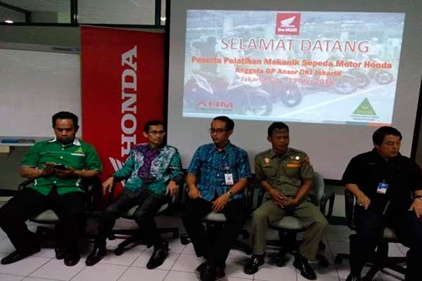 Pemuda Ansor Belajar Teknologi Sepeda Motor Honda