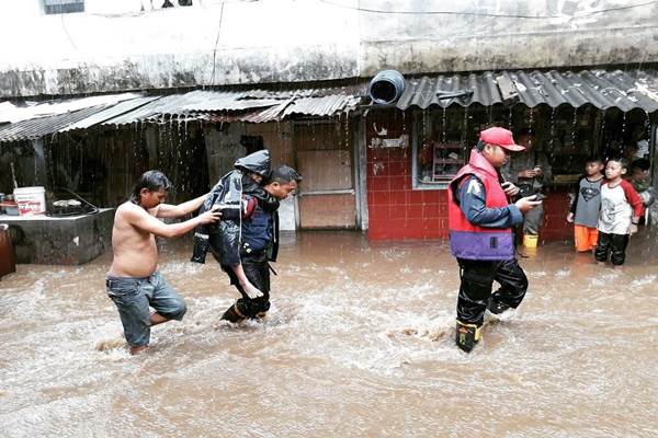 Foto-foto Banjir di Jakarta dan Jalur Puncak Longsor