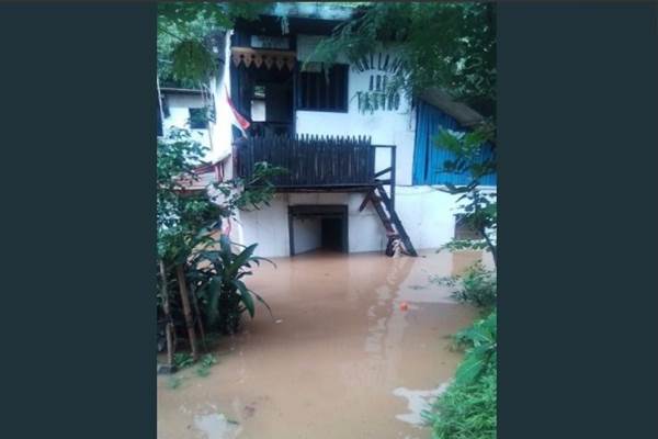 Foto-foto Banjir di Jakarta dan Jalur Puncak Longsor