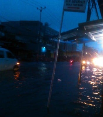 JAKARTA BANJIR 2015: Ini Foto-foto Lokasi Banjir  di Jakarta (9/2/2015)