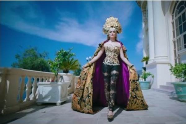 Agnez Monica Bak Ratu di Videoklip Long As I Get Paid