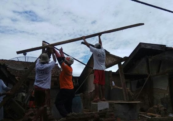 GEMPA BUMI BANTEN: Relawan Baznas Bantu Korban di Lebak