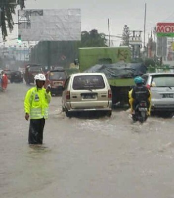 BEKASI BANJIR 2015: Foto-foto Lokasi Banjir di Bekasi Sore Ini