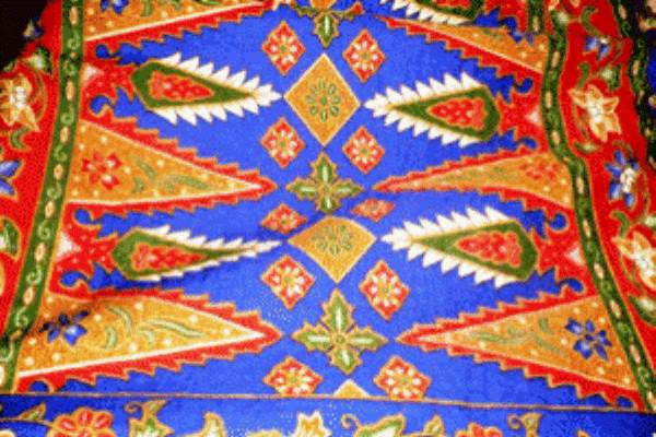 HARI BATIK NASIONAL : Veronica dan Happy Kembangkan Batik Motif Khas Betawi